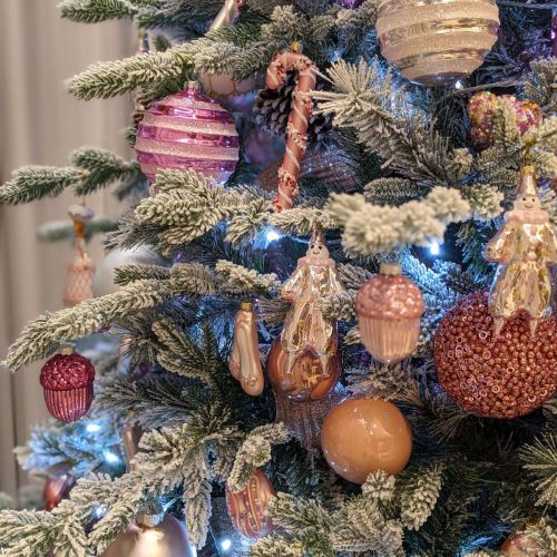 Украшение новогодней елки в частном доме