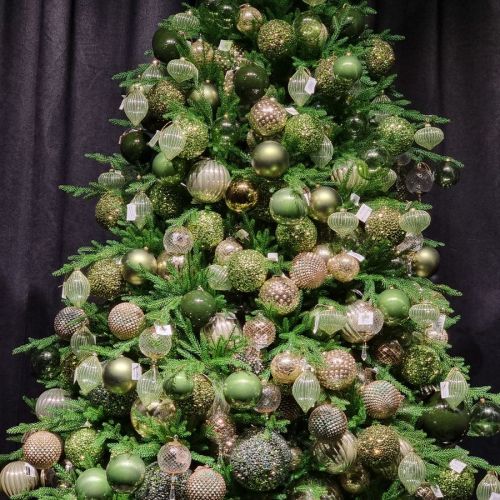 Украшение новогодней елки: зеленый цвет