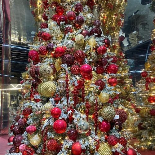 Украшение новогодней елки: красный цвет
